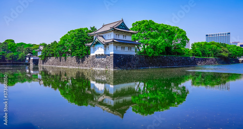 皇居の巽櫓（たつみやぐら）が桔梗濠（ききょうほり）に映える景観 photo