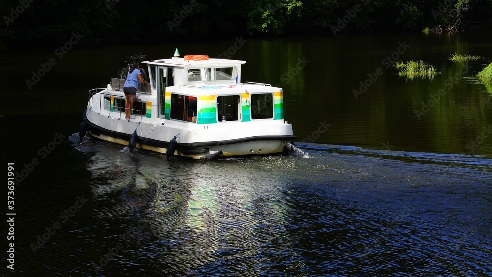 Fototapeta premium Balade fluviale sur la Mayenne ( France )
