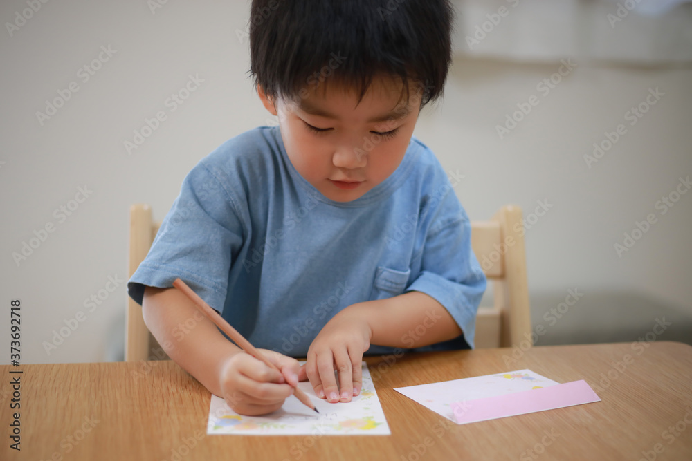 手紙を書く男の子 手紙を書く男の子