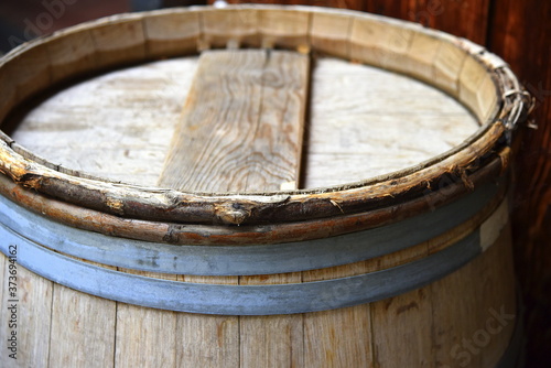 Wallpaper Mural Hölzernes Weinfass mit eisernem Fassreifen Torontodigital.ca