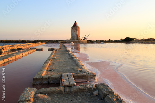 Foto Antiche saline in disuso sull'Isola Lunga (Marsala).