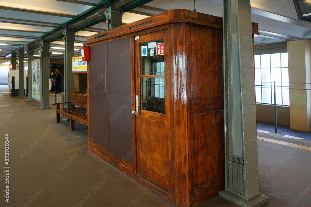 Φωτογραφία Berlin, Germany_15, February 2019_U-bhan station Rathaus Schöneberg's appearance, structure and inside photographed in the winter