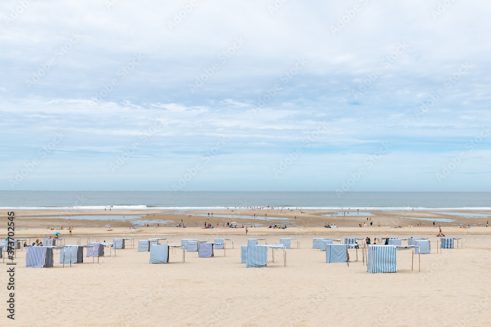 SOULAC-SUR-MER (Médoc, France). Les célèbres cabines de plage SOULAC-SUR-MER (Médoc, France). Les célèbres cabines de plage