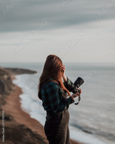 Fotografie Camera by the coast with female photographer