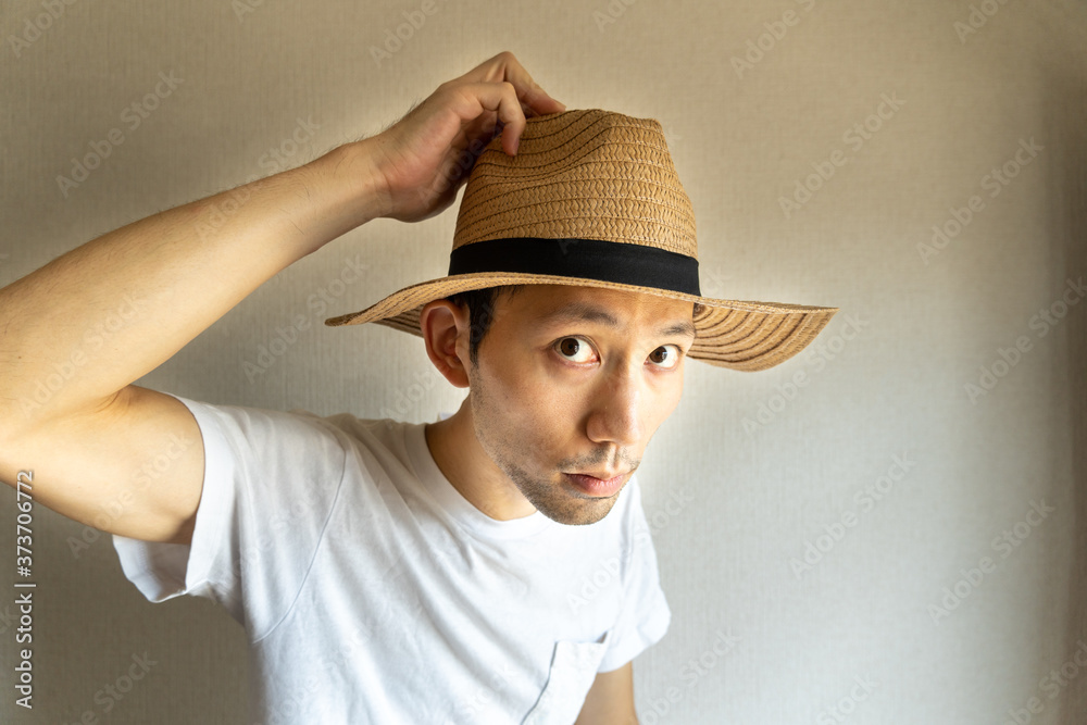 街に出かける前に麦わら帽子がきちんとかぶれているか鏡を見て確認する 