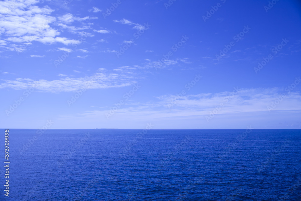 青空と青い海と水平線
