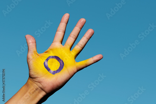 Tableau sur toile the intersex flag in the palm of the hand