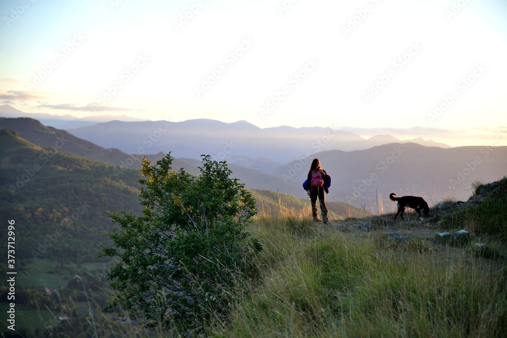 Aventure montagne jeune femme randonnée bivouac marche - exploration voyage sac à dos