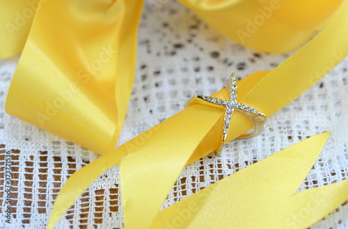 White diamond rings and gold ribbons put on lace.