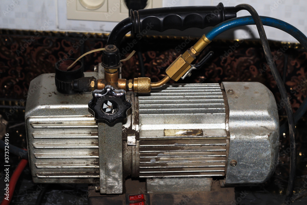 Mechanism for pumping frion out of the refrigerator. Station for collecting freon. Vacuum pump