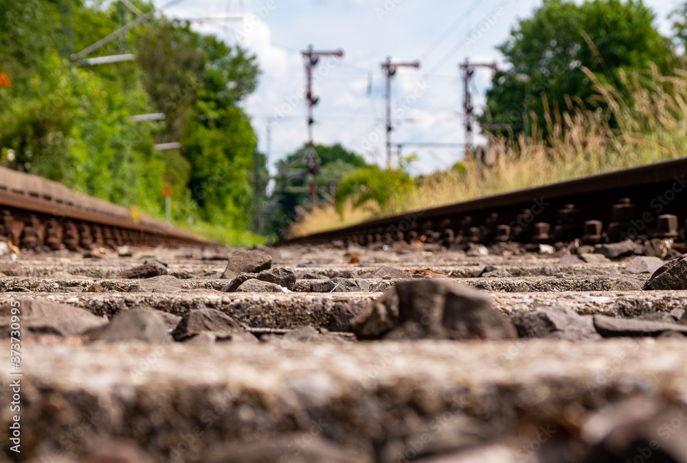 Detailaufnahme eines Bahngleises mit Schotter Detailaufnahme eines Bahngleises mit Schotter