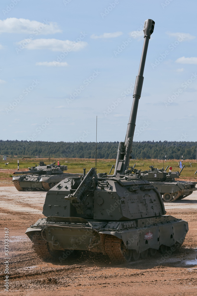 Φωτογραφία Modern tank at the tank biathlon competition in Alabino near Moscow during the A
