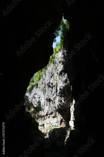 Blick aus einer Höhle auf einen Felsen