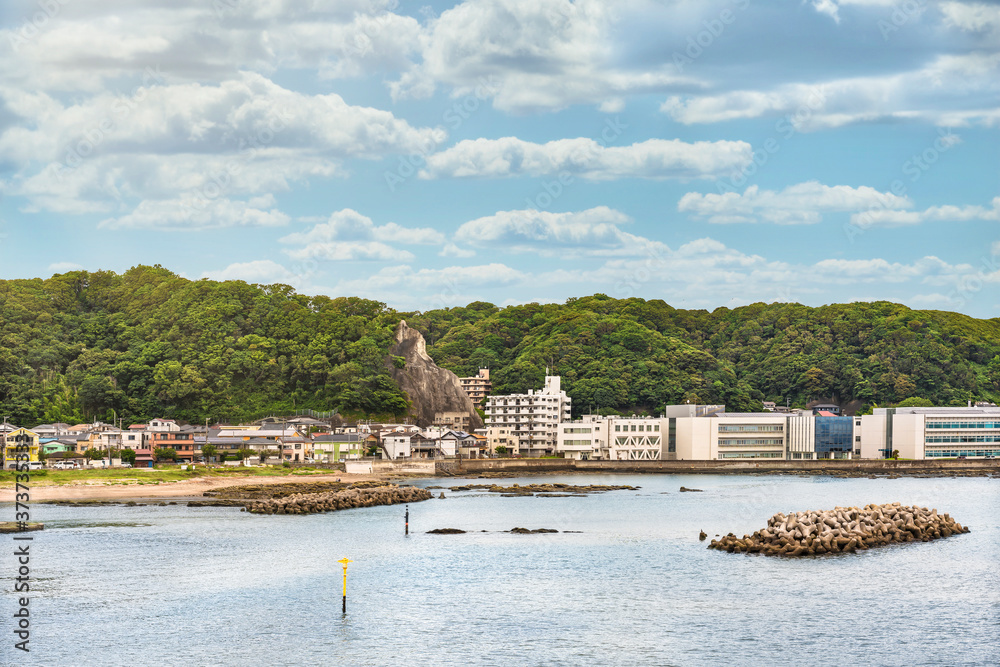 Φωτογραφία Tetrapods in front of the Kurihama beach with the hills of the Miura peninsula in background