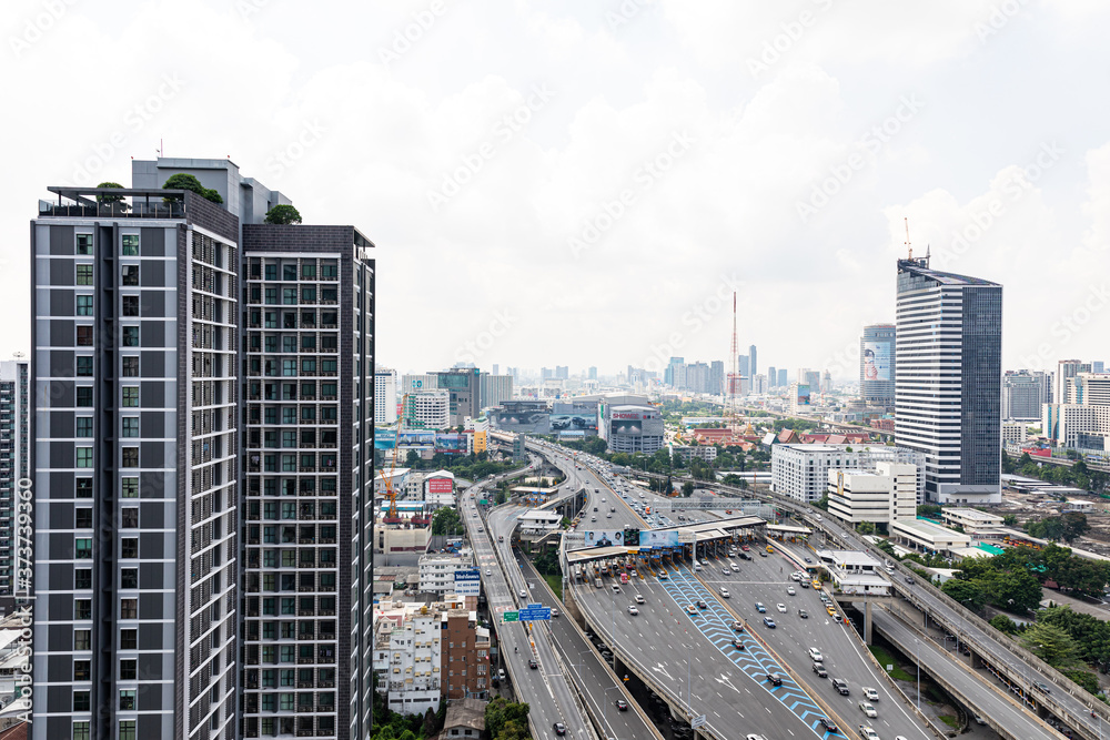Obraz premium BANGKOK, THAILAND - JULY 22 2020 : Expressway tollgate, Cars at gate toll payment on expressway, in Thailand.