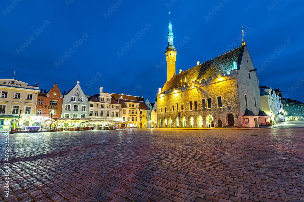 Fototapeta premium Tallinn town hall square during blue hour