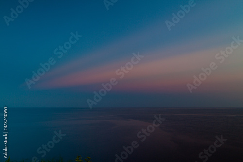灯台の見える海の地平線。夕暮れ時 © Ryo Yamashita