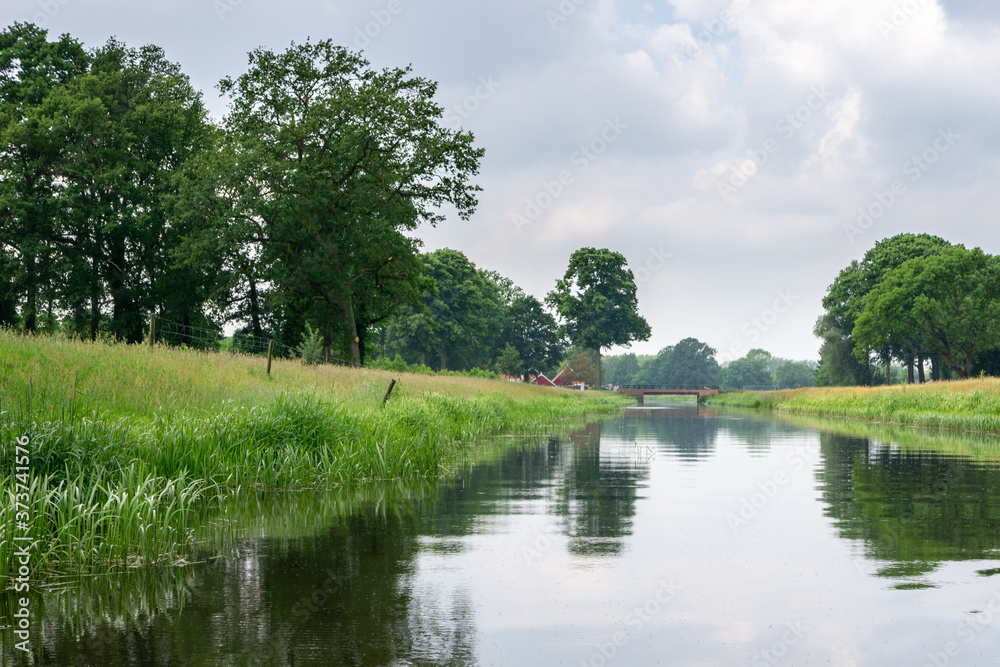 Fototapeta premium Paddeln und Radfahren in Winterswijk Miste