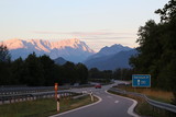 Końcówka niemieckiej autostrady u podnóża Alp o wschodzie sońca
