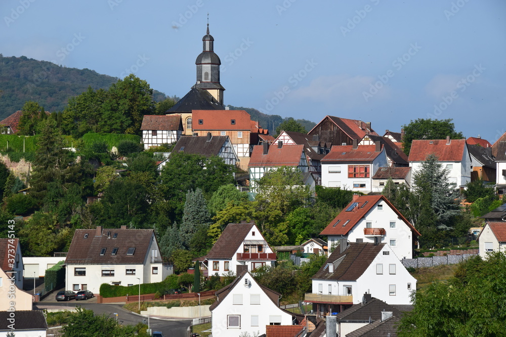 Dorfkirche auf einem Hügel in Alt-Wildungen