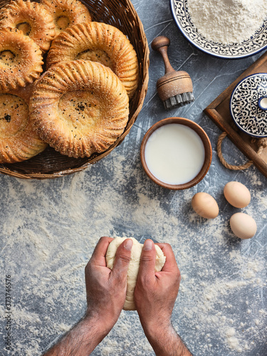 Fotografi Baker knead dough for uzbek bread