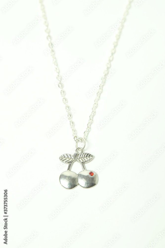 silberne Kette mit Kirsch Anhänger auf weißem Grund silberne Kette mit Kirsch Anhänger auf weißem Grund