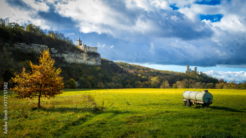 Die Burgen Rudelsburg und Saaleck in der Herbstsonne vor Sturmwolken photo