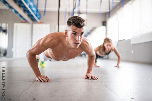 Couple training push ups