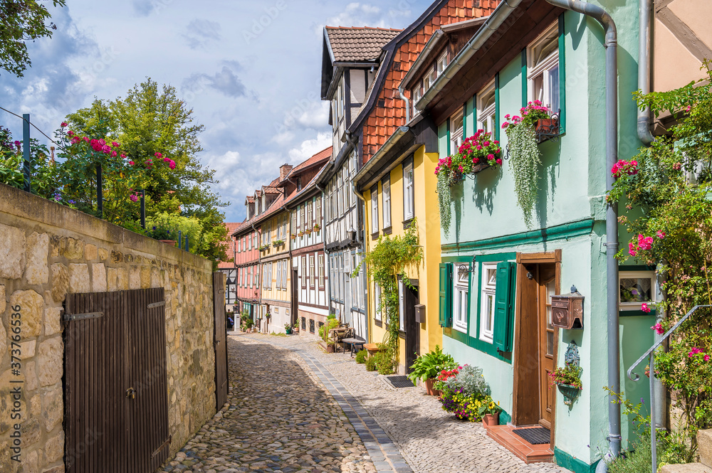 Malerische Gasse in der Altstadt von Quedlinburg mit liebevoll sanierten Fachwerkhäusern