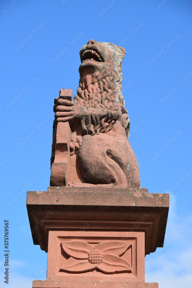 Sandsteinskulptur eines hessischen Löwen
