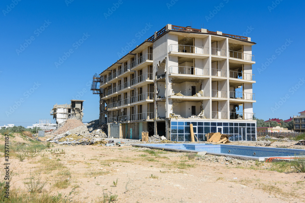 Illegal construction on the coastal side, demolition of the hotel complex Illegal construction on the coastal side, demolition of the hotel complex