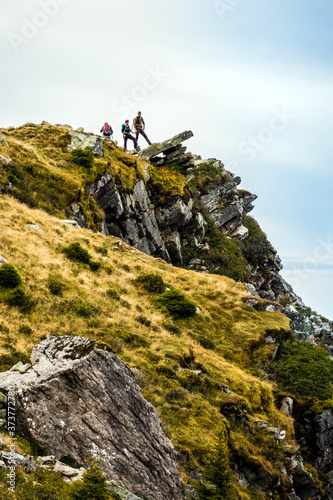 Berner Oberland, eine Gruppe Wanderer auf dem Weg vom Sigriswiler Rothorn Richtung Eriz. Bergwandern, Menschen, Gebirgskamm, Berg, Schweiz photo