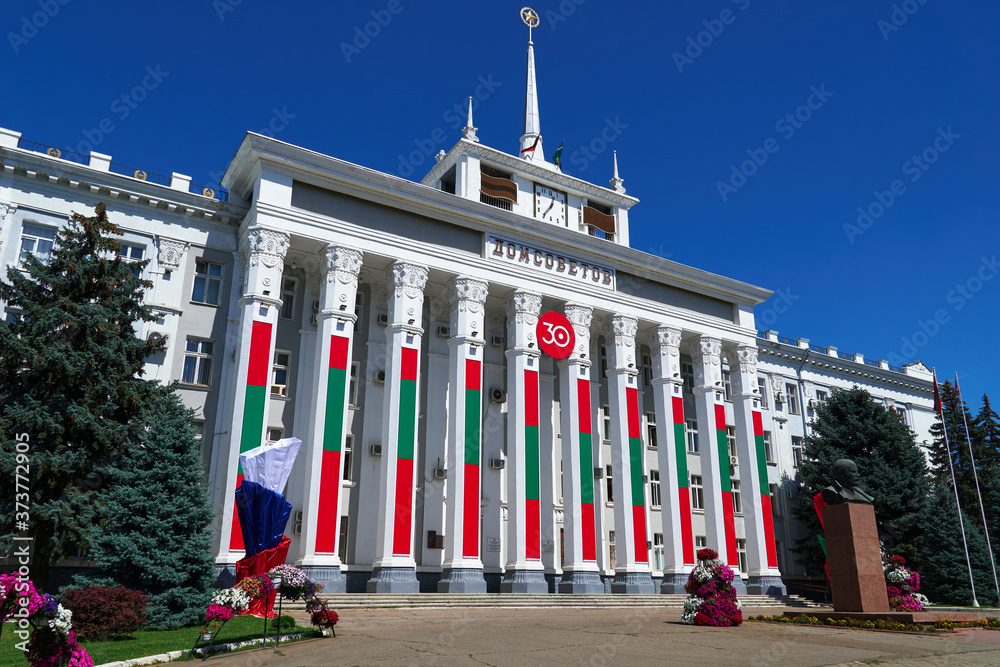 Obraz na płótnie city hall of the Tiraspol, Transnistria, Moldova - the city administration building is decorated with state flags and banners to celebrate the 30th anniversary of independence w salonie