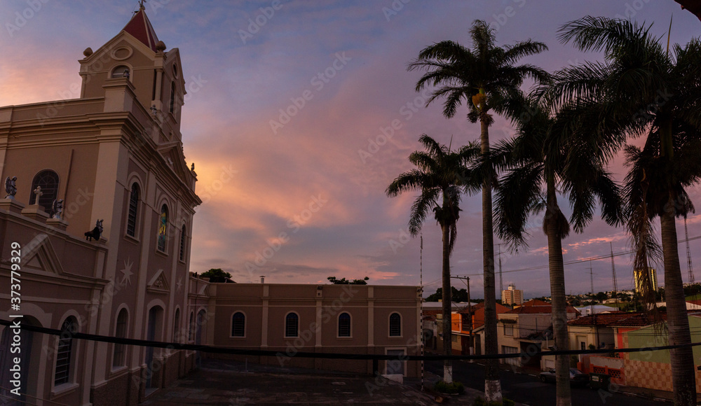 igreja ao pôr-do-sol