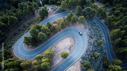 Carreteras, curvas y coche en la isla de Gran Canaria