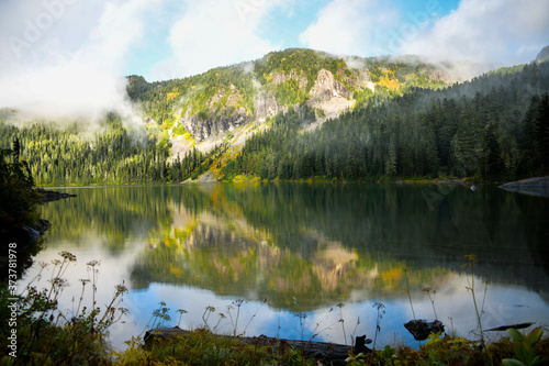 Fototapeta Naklejka Na Ścianę i Meble -  mountain lake in the morning