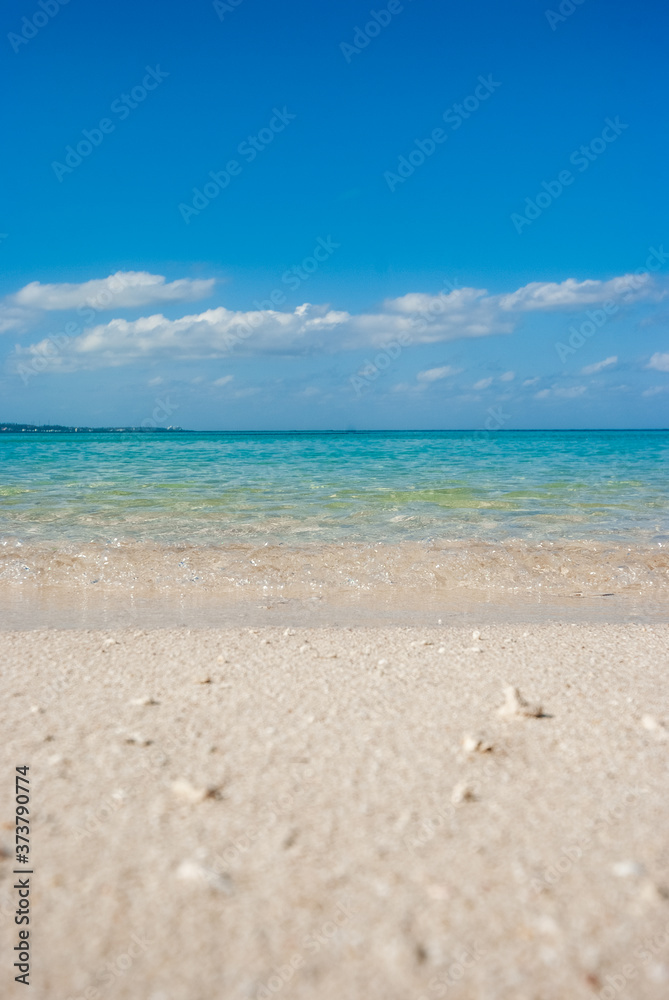 沖縄の青空と白いビーチと透き通った綺麗な海