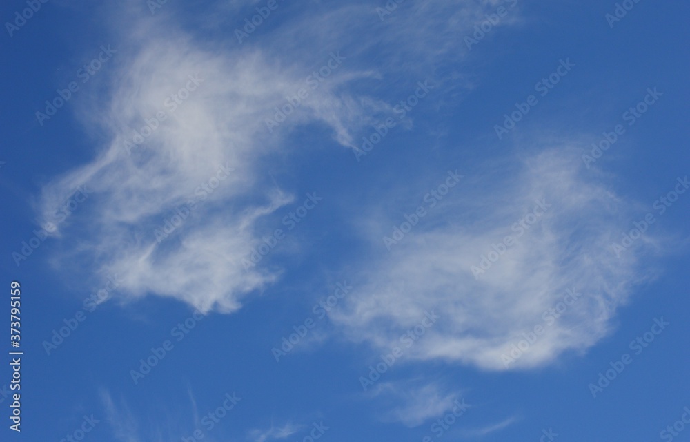Cielo azul con nubes en un día de verano