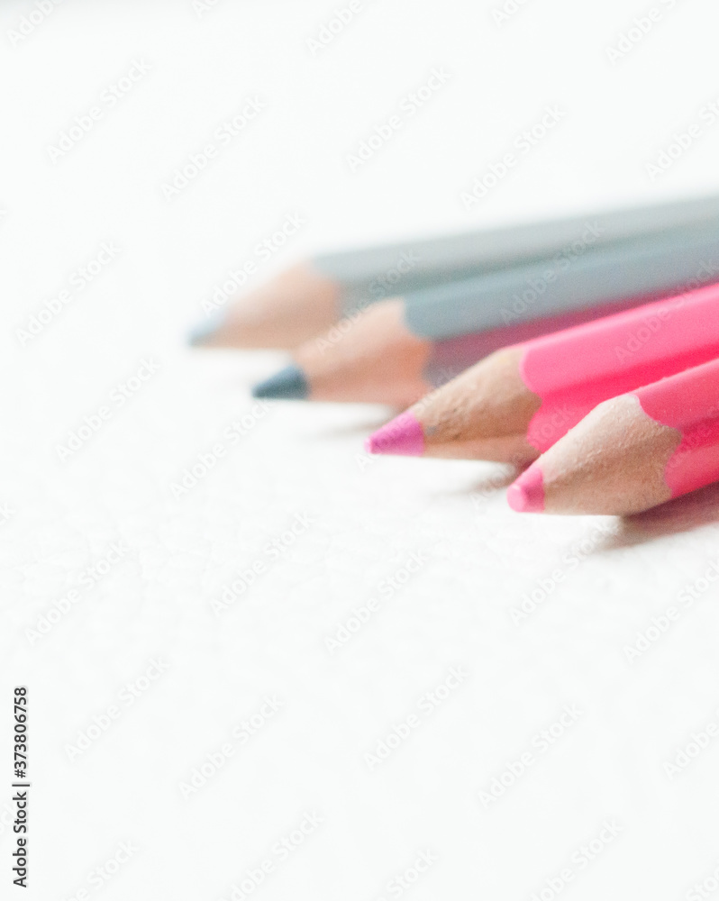 Composición de lápices de colores con fondo blanco. Tonos de colores relativos. - obrazy, fototapety, plakaty 
