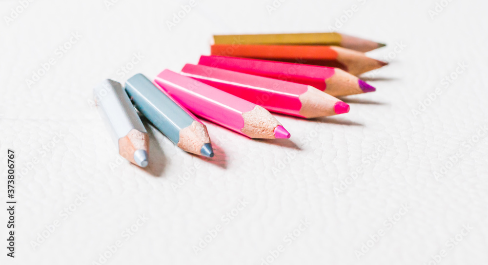 Composición de lápices de colores con fondo blanco. Tonos de colores relativos. - obrazy, fototapety, plakaty 