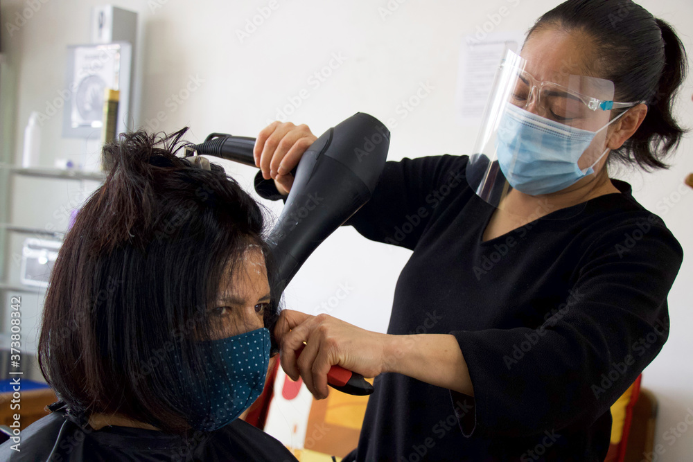 hairstylist wearing mask hairstylist wearing mask