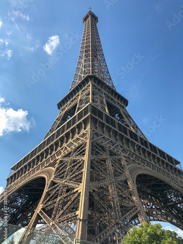 Torre Eiffel vista desde la base 