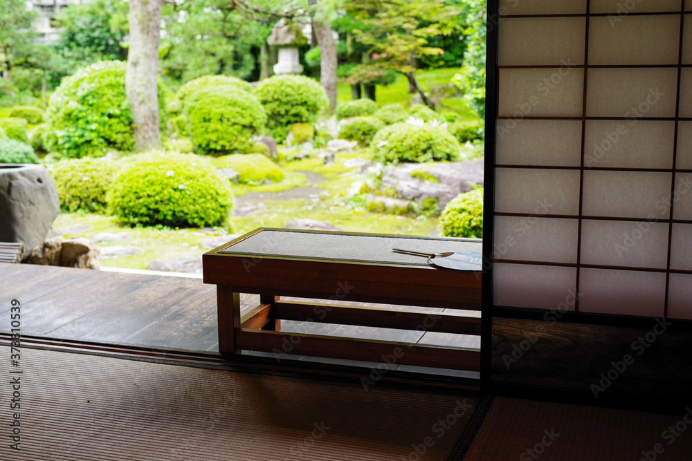 夏の日本庭園と縁側 Stock Photo | Adobe Stock