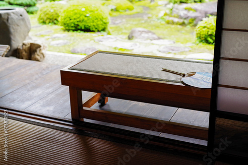 夏の日本庭園と縁側