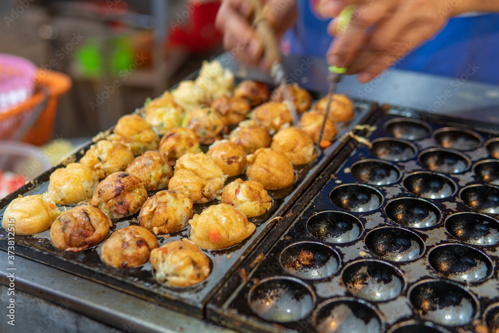 Naklejka premium Fried eggs vegetable balls at a roadside stall in Northern Thailand