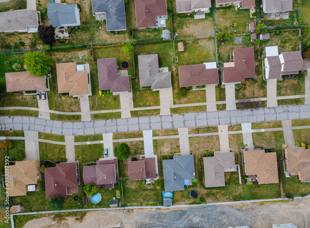 Φωτογραφία Aerial view of small town houses on road at landscape from above on residential