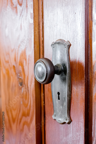 Fotografie Mid Century Modern door knop on oak door