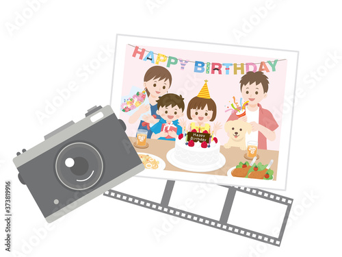誕生日会 お祝いをする家族の写真