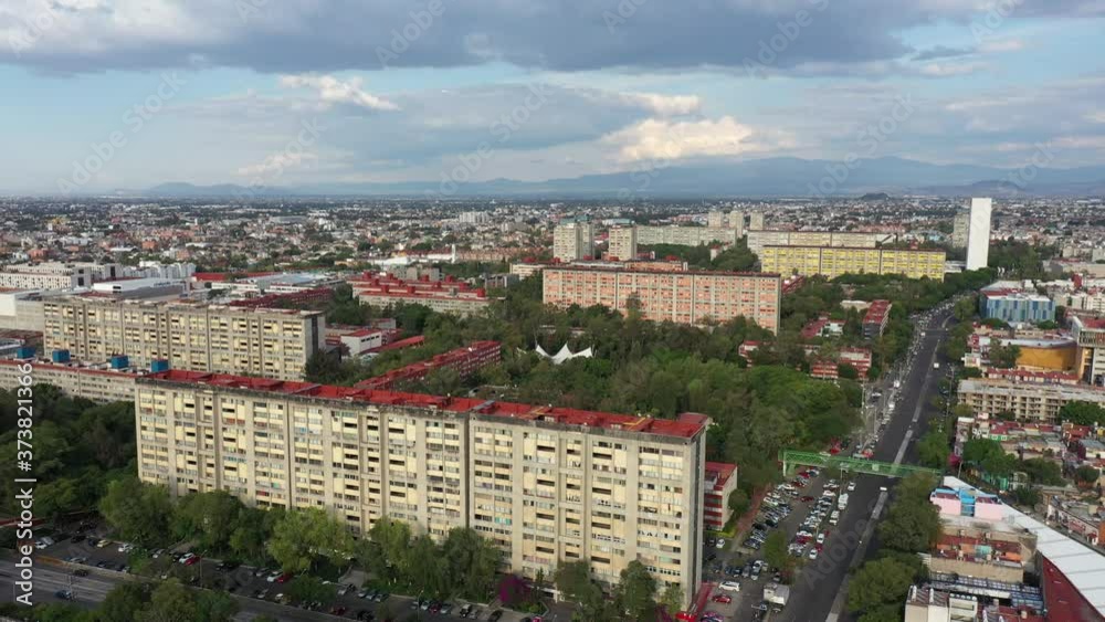Vista aérea del Conjunto Habitacional Nonoalco Tlatelolco, obra del Arq. Mario Pani, al norte de la Ciudad de México. El drone volando de forma circular con un cielo azul como fondo.