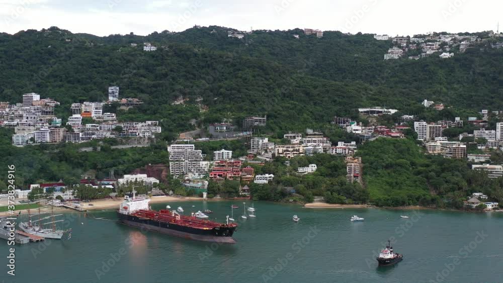 Vista aérea de las viviendas y comercio en la ladera de la carretera escénica de la bahía de Acapulco, Guerrero Vista aérea de las viviendas y comercio en la ladera de la carretera escénica de la bahía de Acapulco, Guerrero
